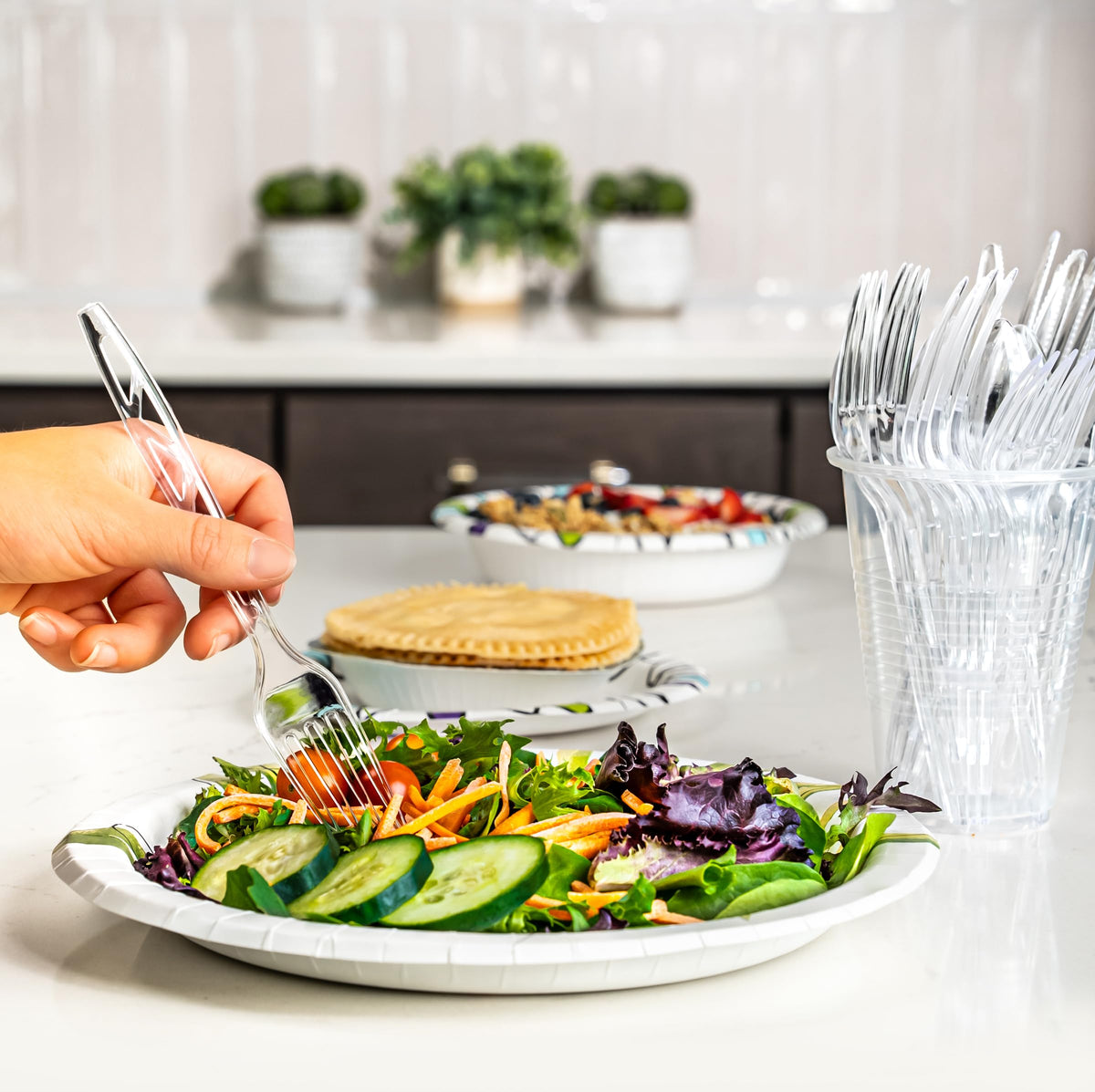 Amazon Basics Disposable Clear Plastic Forks, Premium Quality, 100 Count, Large Pack, Packaging May Vary